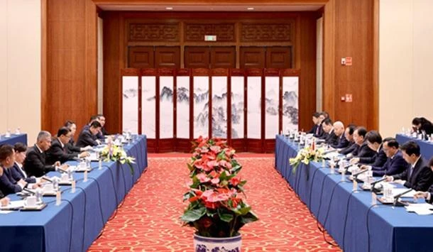 王宁会见老挝琅勃拉邦省委书记本倰·玛尼冯