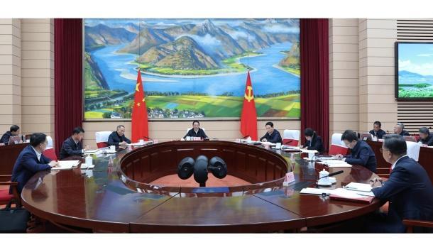 省政府党组理论学习中心组开展集中学习研讨 扎实践行“为人民出政绩以实干出政绩”政治要求 王予波主持并讲话