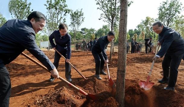 省领导、驻滇部队领导参加义务植树活动 坚持不懈把树种在群众身边 久久为功推进绿美云南建设