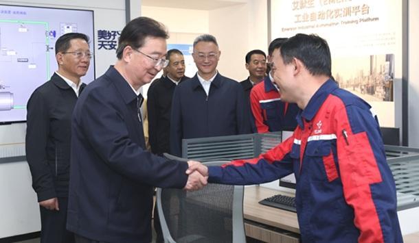 王宁王予波在云天化集团看望慰问劳动模范和一线工人代表并调研 向辛勤奋战在全省各行各业的广大劳动群众致以节日问候 大力弘扬劳模精神劳动精神工匠精神 推动资源经济绿色低碳可持续发展
