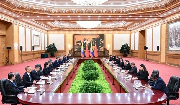 习近平同厄瓜多尔总统诺沃亚会谈